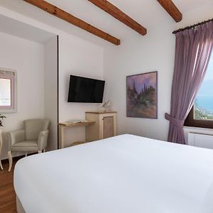 Camera classica con letto king size in edificio annesso